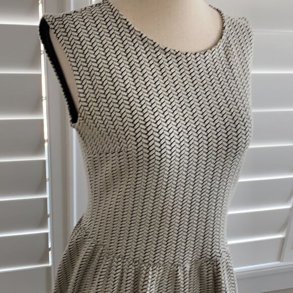 Sz 2 Tall Ann Taylor LOFT chevron cream & charcoal sheath dress - Picture 2 of 12